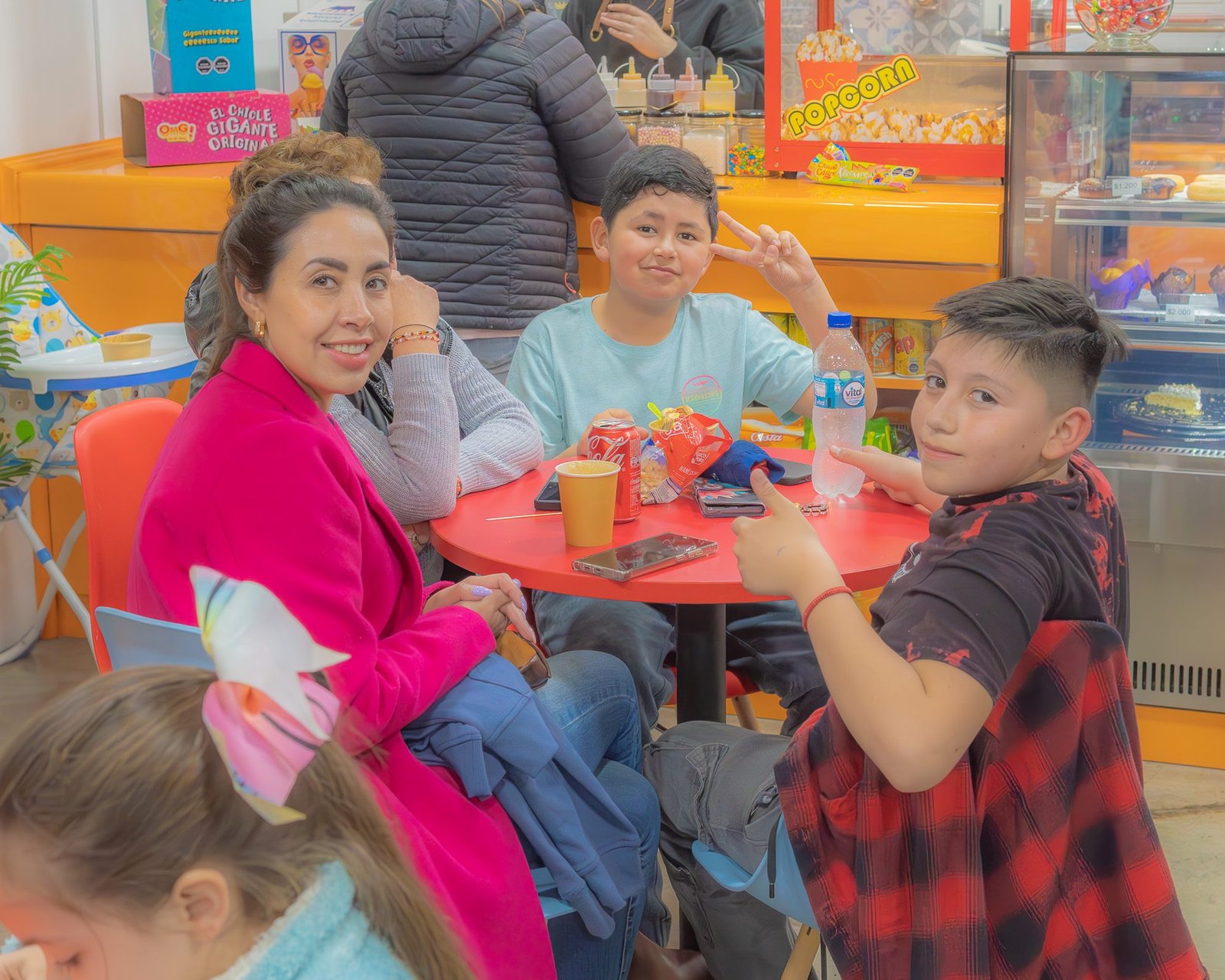 Familia comiendo pizza en Sensorial Park