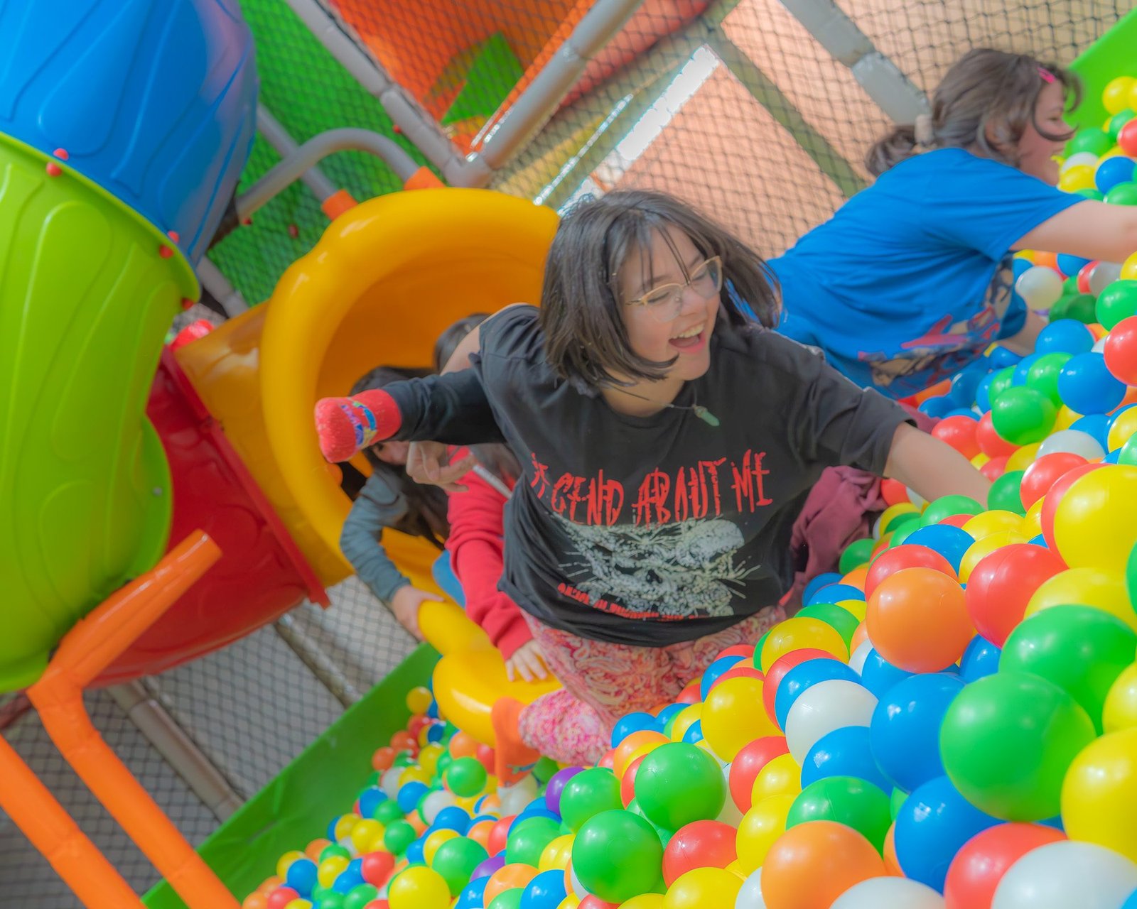 Niños jugando en la piscina de pelotas de Sensorial Park